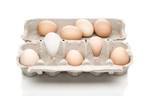 Ovos de galinha em caixa de papelão isolado em fundo branco — Fotografia de Stock