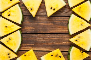 karanlık eski ahşap arka plan sarı karpuz dilimleri görünümü top