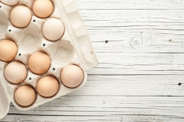 tavuk yumurtası Beyaz ahşap zemin üzerine karton kutu içinde