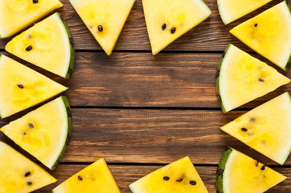 karanlık eski ahşap arka plan sarı karpuz dilimleri görünümü top
