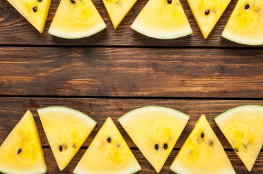 karanlık eski ahşap arka plan sarı karpuz dilimleri görünümü top