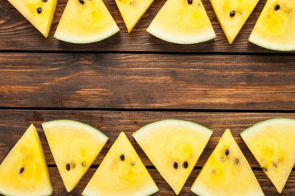 karanlık eski ahşap arka plan sarı karpuz dilimleri görünümü top