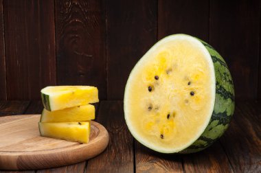 karanlık eski ahşap arka plan sarı karpuz dilimleri 