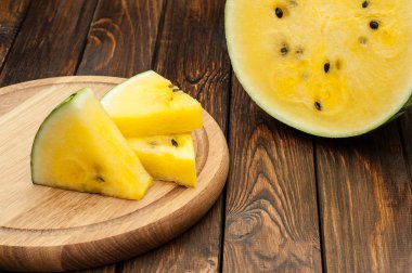 karanlık eski ahşap arka plan sarı karpuz dilimleri 