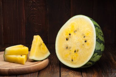 karanlık eski ahşap arka plan sarı karpuz dilimleri 