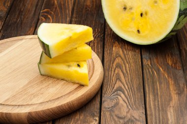 karanlık eski ahşap arka plan sarı karpuz dilimleri 