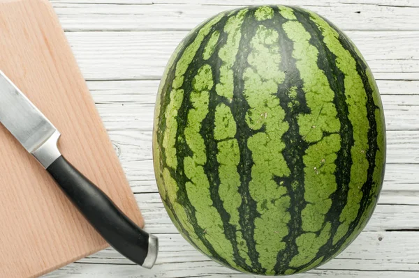 Beyaz ahşap zemin üzerine sarı karpuz dilimleri görünümü top