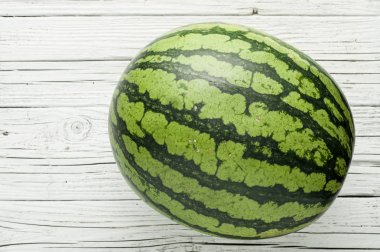 Beyaz ahşap zemin üzerine sarı karpuz dilimleri görünümü top