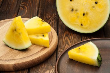 karanlık eski ahşap arka plan sarı karpuz dilimleri 