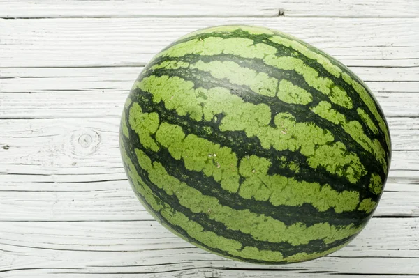 Beyaz ahşap zemin üzerine sarı karpuz dilimleri görünümü top