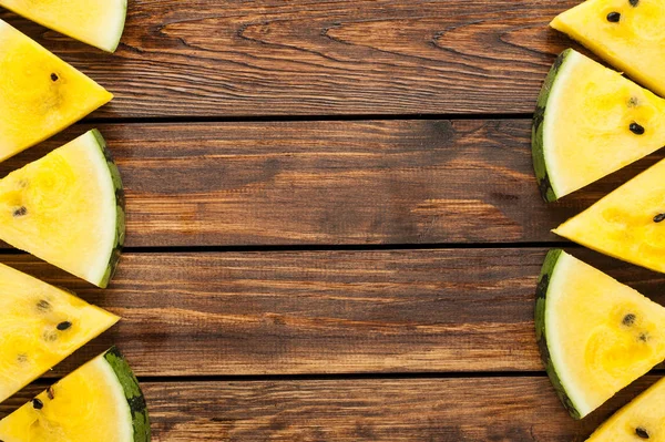 karanlık eski ahşap arka plan sarı karpuz dilimleri görünümü top