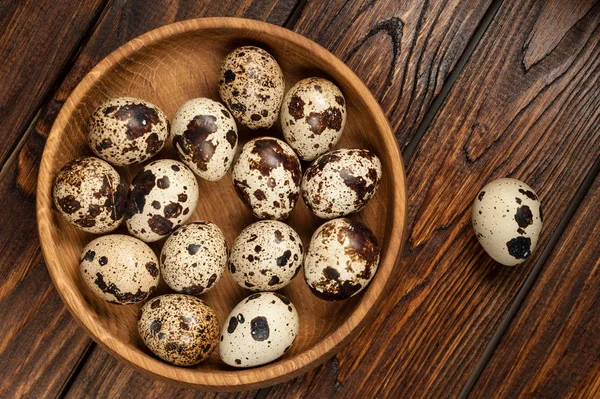 bıldırcın yumurtası eski ahşap adam üzerinde ahşap plaka üzerinde Üstten Görünüm