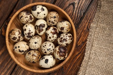 bıldırcın yumurtası eski ahşap adam üzerinde ahşap plaka üzerinde Üstten Görünüm