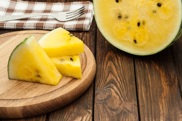 karanlık eski ahşap arka plan sarı karpuz dilimleri 