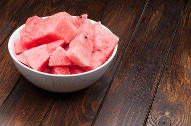 karpuz dilimleri koyu ahşap arka plan üzerinde plaka