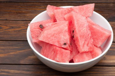 karpuz dilimleri koyu ahşap arka plan üzerinde plaka