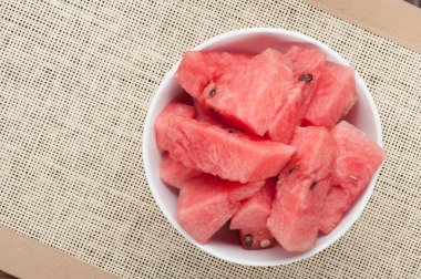 karpuz dilimleri plaka üzerine bez dokulu arka plan görüntüleme