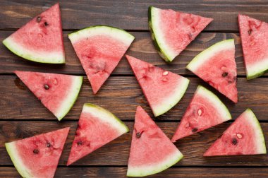 karpuz dilimleri koyu ahşap arka plan üzerinde görünümü top
