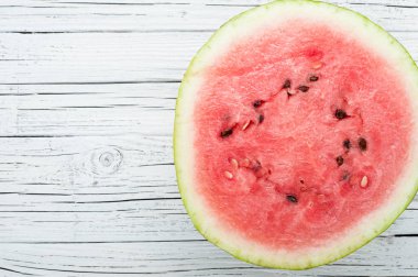 Beyaz ahşap arka plan üstten görünüm üzerinde kırmızı dilimli karpuz