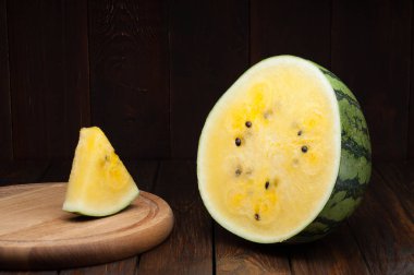 karanlık eski ahşap arka plan sarı karpuz dilimleri 