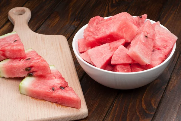 karpuz dilimleri koyu ahşap arka plan üzerinde plaka