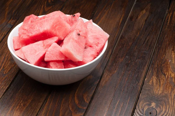 karpuz dilimleri koyu ahşap arka plan üzerinde plaka