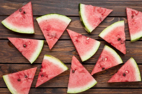 karpuz dilimleri koyu ahşap arka plan üzerinde görünümü top