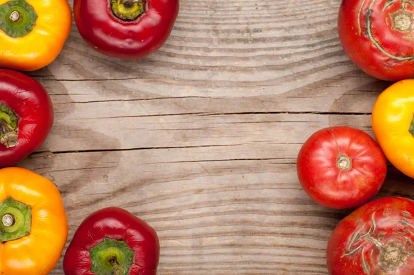 Gemüseernte auf hölzernem Hintergrund Tomaten Paprika, oben — Stockfoto