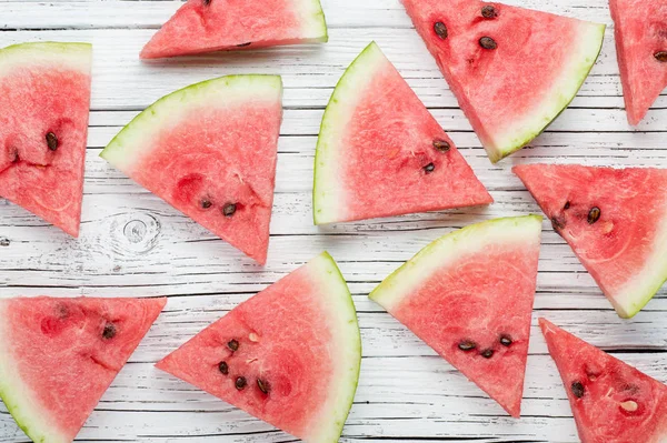 karpuz dilimleri Beyaz ahşap zemin üzerinde görünümü top