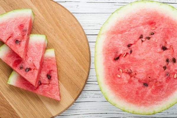 karpuz dilimleri Beyaz ahşap zemin üzerinde görünümü top