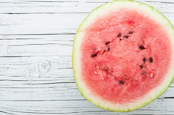 Beyaz ahşap arka plan üstten görünüm üzerinde kırmızı dilimli karpuz