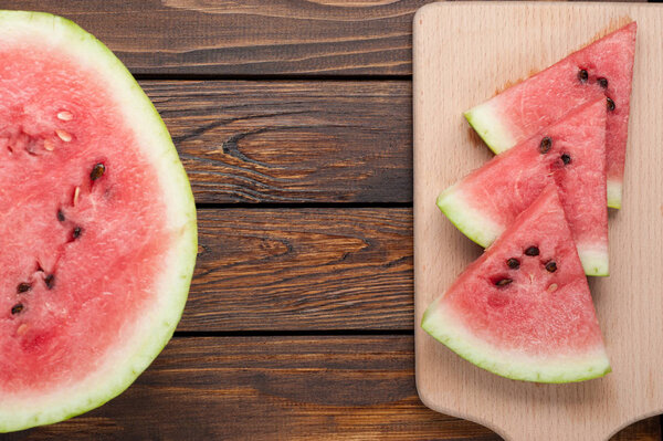 ломтики арбуза на темном деревянном фоне
