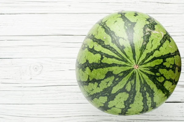 Beyaz ahşap zemin üzerine sarı karpuz dilimleri görünümü top