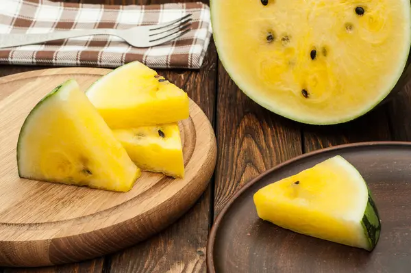 karanlık eski ahşap arka plan sarı karpuz dilimleri 