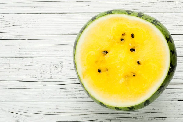 Beyaz ahşap arka plan üstten görünüm üzerinde sarı dilimli karpuz