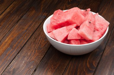 karpuz dilimleri koyu ahşap arka plan üzerinde plaka