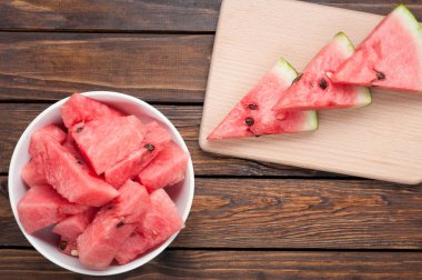 karpuz dilimleri plaka koyu ahşap arka plan üzerinde görünümü top