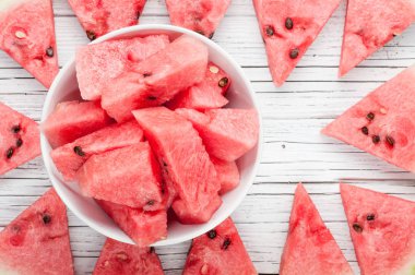 karpuz dilimleri plaka Beyaz ahşap zemin üzerinde görünümü top