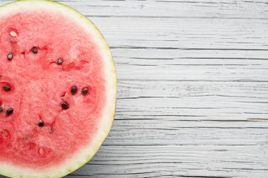 Beyaz ahşap arka plan üstten görünüm üzerinde kırmızı dilimli karpuz