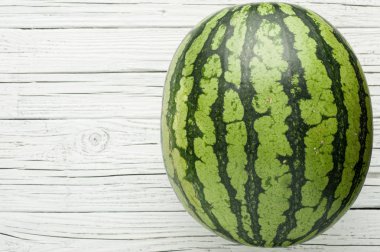 Beyaz ahşap zemin üzerine sarı karpuz dilimleri görünümü top