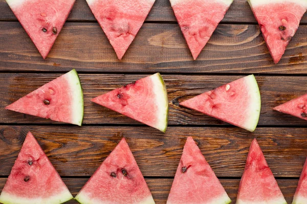 karpuz dilimleri koyu ahşap arka plan üzerinde görünümü top