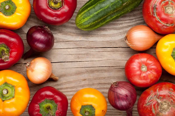 Zelenina oříznout pozadí cibule česnek rajčata, pepř, cucum — Stock fotografie