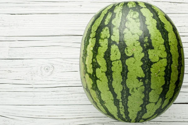 Beyaz ahşap zemin üzerine sarı karpuz dilimleri görünümü top