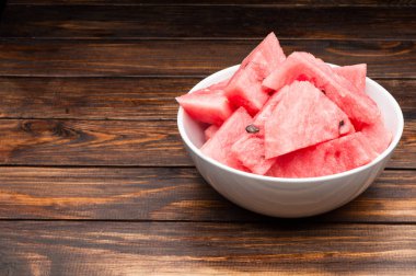 karpuz dilimleri koyu ahşap arka plan üzerinde plaka