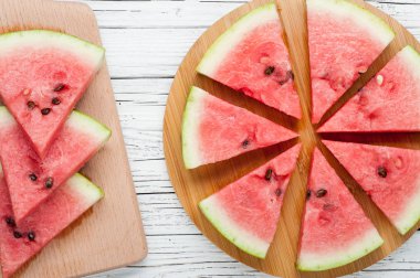 karpuz dilimleri Beyaz ahşap zemin üzerinde görünümü top