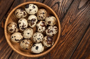 bıldırcın yumurtası eski ahşap adam üzerinde ahşap plaka üzerinde Üstten Görünüm