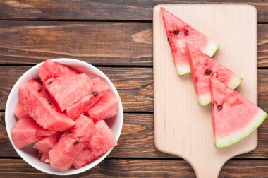 karpuz dilimleri koyu ahşap arka plan üzerinde görünümü top