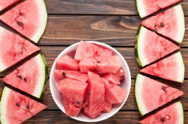 karpuz dilimleri plaka koyu ahşap arka plan üzerinde görünümü top