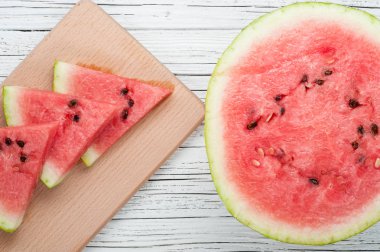 karpuz dilimleri Beyaz ahşap zemin üzerinde görünümü top