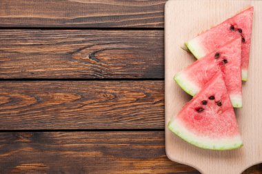 karpuz dilimleri koyu ahşap arka plan üzerinde görünümü top